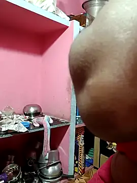 Snapshot of Renuma chatting on 11.30.25 Renuma online show from 11.30.25