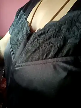 Snapshot of Renuma chatting on 12.04.25 Renuma online show from 12.04.25