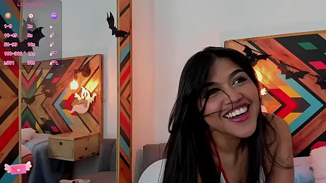 Snapshot of NaiirobiSwan chatting on 10.27.25 NaiirobiSwan online show from 10.27.25