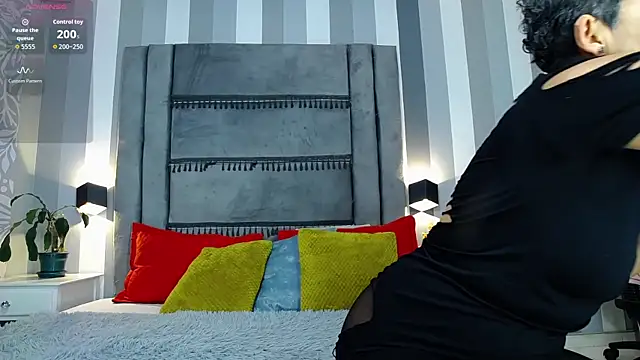 Julianewell online show from 10.10.25