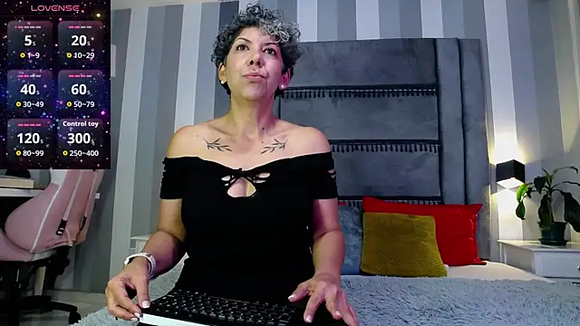 Julianewell online show from 04.30.26