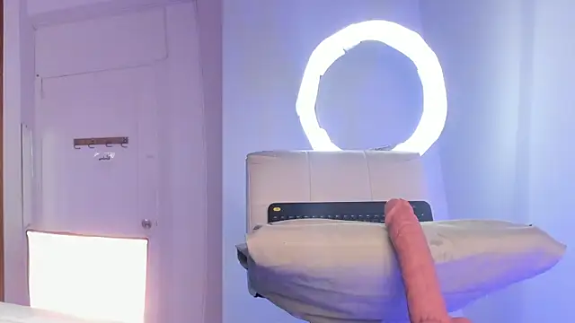 Snapshot of zoe_backer chatting on 09.11.25 zoe backer online show from 09.11.25