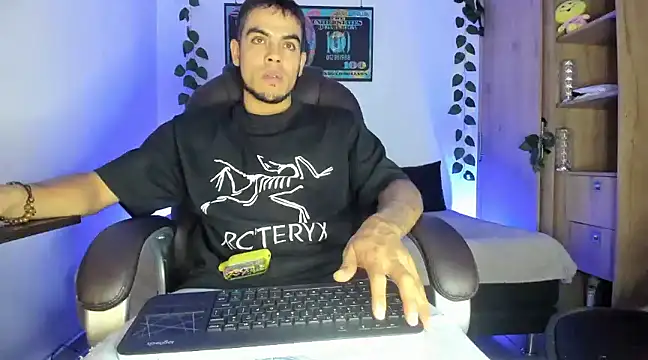 Snapshot of mikee_scooth chatting on 03.07.25 mikee scooth online show from 03.07.25