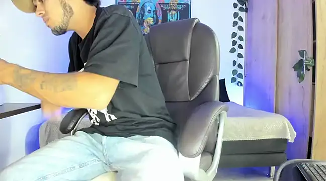 Snapshot of mikee_scooth chatting on 03.08.25 mikee scooth online show from 03.08.25