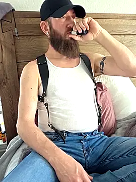 Snapshot of Icebearsticlese chatting on 02.11.26 Icebearsticlese online show from 02.11.26