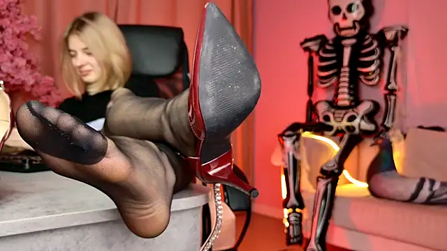 TinaDavil online show from 10.21.25