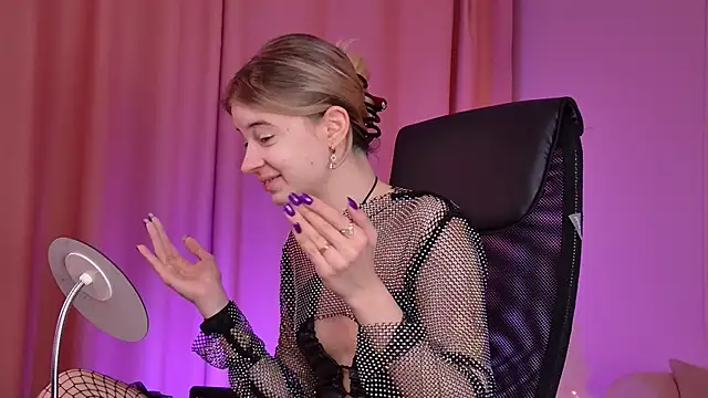 TinaDavil online show from 12.20.25