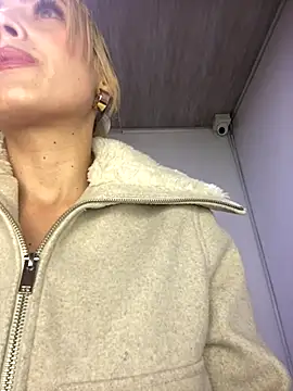 Snapshot of alicev_kitty chatting on 10.22.25 alicev kitty online show from 10.22.25