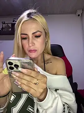 Snapshot of alicev_kitty chatting on 10.25.25 alicev kitty online show from 10.25.25