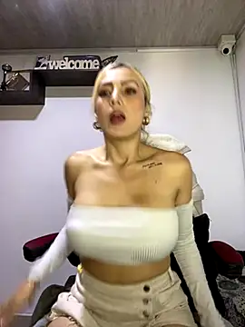 Snapshot of alicev_kitty chatting on 11.07.25 alicev kitty online show from 11.07.25