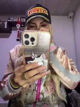 Snapshot of alicev_kitty chatting on 11.28.25 alicev kitty online show from 11.28.25