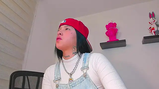 Gangster Girl online show from 12.05.24