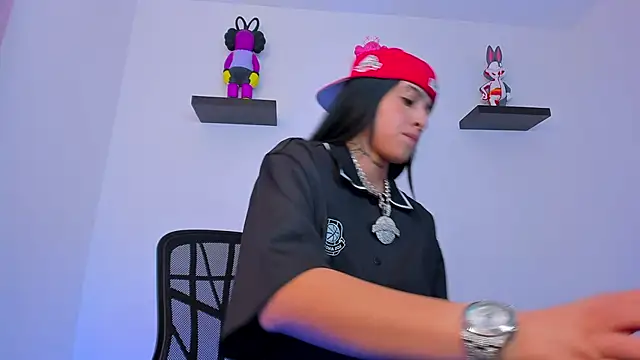 Gangster Girl online show from 02.05.25