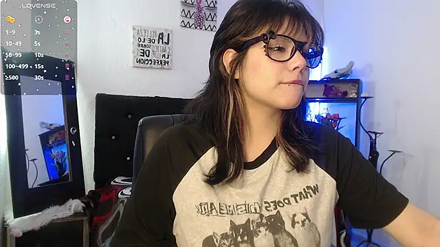 Snapshot of mixie_cute chatting on 11.04.25 mixie cute online show from 11.04.25