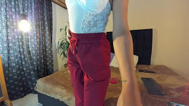 Snapshot of EmiGomez_ chatting on 02.28.25 EmiGomez online show from 02.28.25