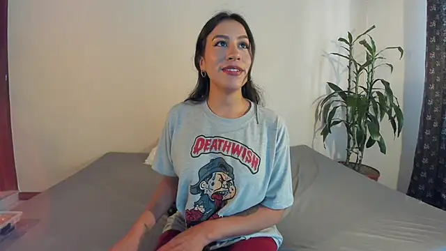 Snapshot of EmiGomez_ chatting on 03.07.25 EmiGomez online show from 03.07.25