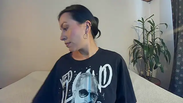 Snapshot of EmiGomez_ chatting on 03.08.25 EmiGomez online show from 03.08.25