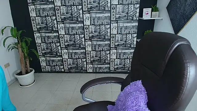 Snapshot of EmiGomez_ chatting on 09.18.25 EmiGomez online show from 09.18.25