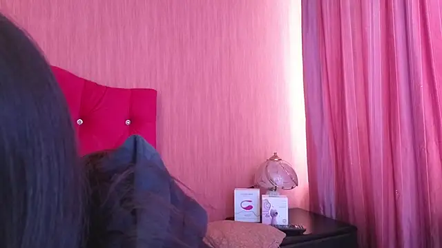 Snapshot of EmiGomez_ chatting on 11.03.25 EmiGomez online show from 11.03.25