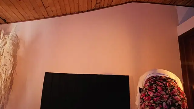 Snapshot of EmiGomez_ chatting on 11.17.25 EmiGomez online show from 11.17.25