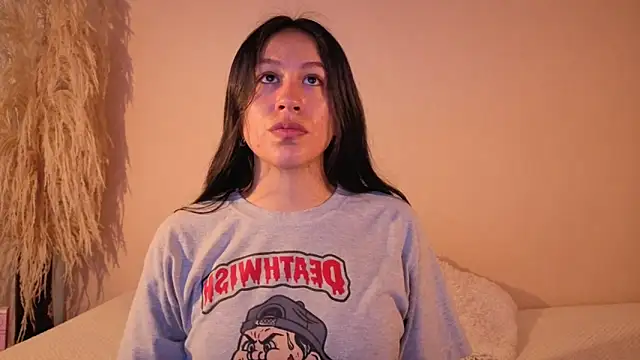 Snapshot of EmiGomez_ chatting on 12.01.25 EmiGomez online show from 12.01.25