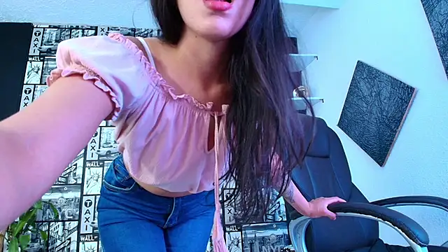 Snapshot of EmiGomez_ chatting on 12.03.25 EmiGomez online show from 12.03.25