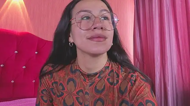 Snapshot of EmiGomez_ chatting on 12.04.25 EmiGomez online show from 12.04.25