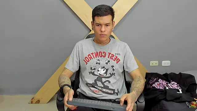 Snapshot of jamesinked_ chatting on 12.16.24 jamesinked  online show from 12.16.24