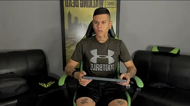 Snapshot of jamesinked_ chatting on 12.21.24 jamesinked  online show from 12.21.24