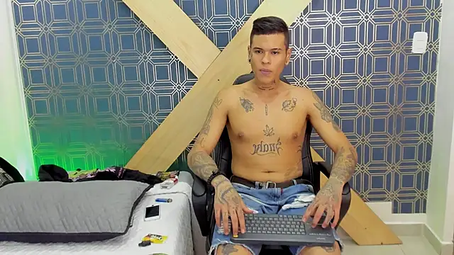 Snapshot of jamesinked_ chatting on 12.31.24 jamesinked  online show from 12.31.24
