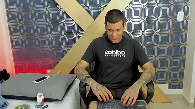 Snapshot of jamesinked_ chatting on 01.07.25 jamesinked  online show from 01.07.25