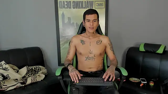 Snapshot of jamesinked_ chatting on 02.17.25 jamesinked  online show from 02.17.25