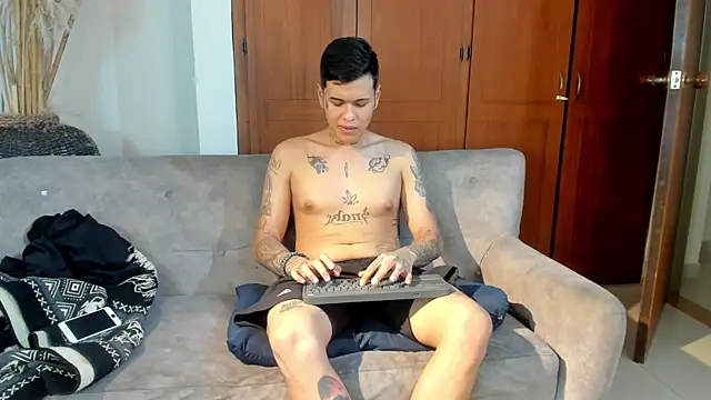 Snapshot of jamesinked_ chatting on 10.13.25 jamesinked  online show from 10.13.25