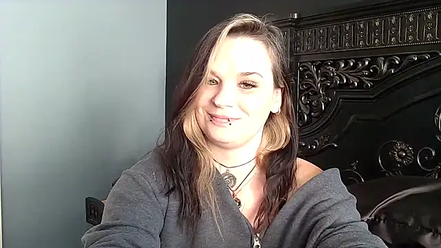 Snapshot of CherryWilde chatting on 01.06.26 CherryWilde online show from 01.06.26