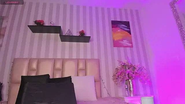 Snapshot of vayoleen chatting on 12.19.24 vayoleen online show from 12.19.24