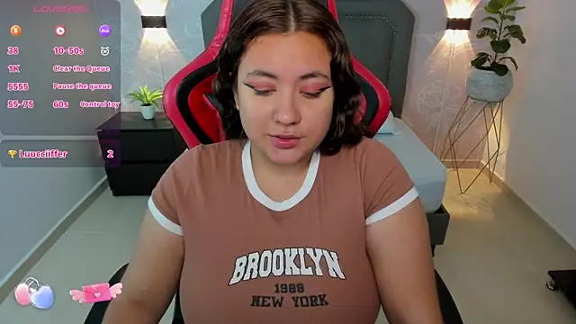 Snapshot of nadine_russo chatting on 01.17.25 nadine russo online show from 01.17.25