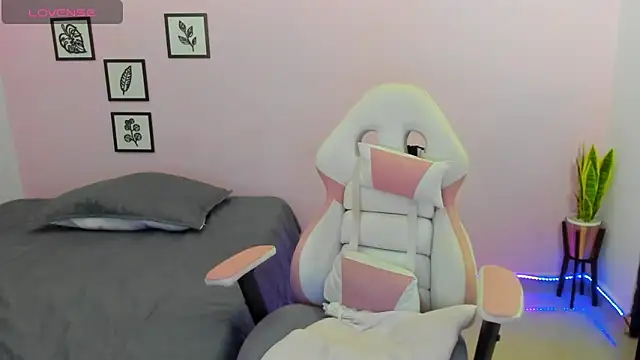 Snapshot of sophie_pazz chatting on 09.18.25 sophie pazz online show from 09.18.25