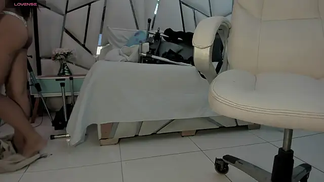 Victoriaa millers online show from 04.23.26