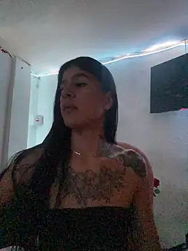 Snapshot of daniigarcia chatting on 12.21.25 daniigarcia online show from 12.21.25