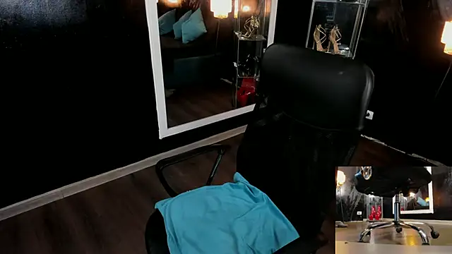 Snapshot of EvelynLexy chatting on 02.19.25 EvelynLexy online show from 02.19.25