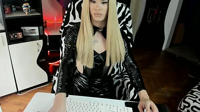 Snapshot of EvelynLexy chatting on 11.28.25 EvelynLexy online show from 11.28.25