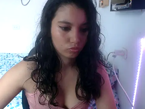 Snapshot of HannaKlein chatting on 10.06.25 HannaKlein online show from 10.06.25