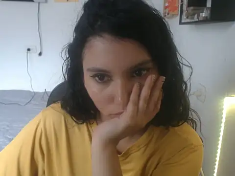 Snapshot of HannaKlein chatting on 11.20.25 HannaKlein online show from 11.20.25