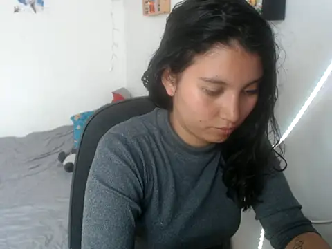 Snapshot of HannaKlein chatting on 12.16.25 HannaKlein online show from 12.16.25