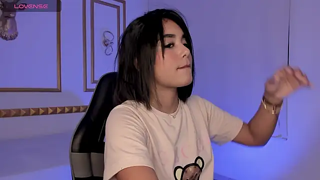 Snapshot of caro03x chatting on 10.30.25 caro03x online show from 10.30.25