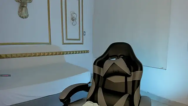 Snapshot of caro03x chatting on 10.31.25 caro03x online show from 10.31.25