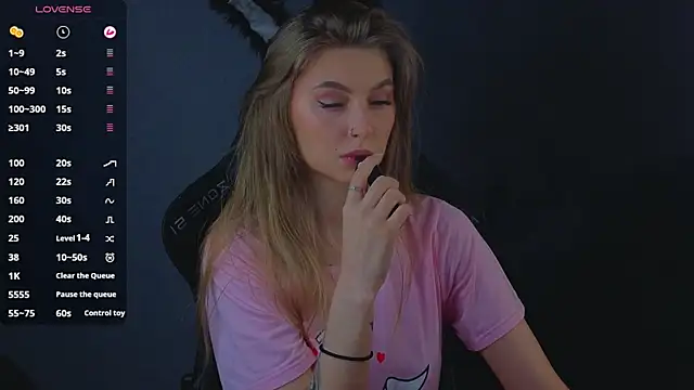 Snapshot of Saillise chatting on 12.13.25 Saillise online show from 12.13.25