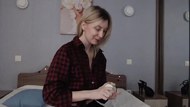 AvelinaLeoni online show from 12.26.24