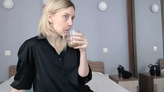 AvelinaLeoni online show from 02.13.25