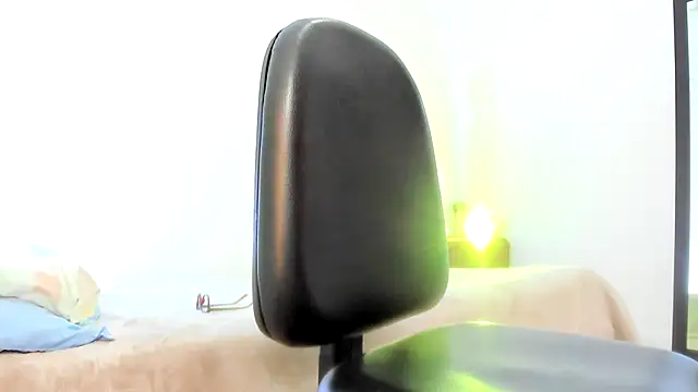 Elle Lee  online show from 01.04.25